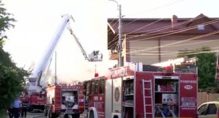 Clipe de panică într-un cartier bucureştean. Focul a înghiţit şase case înainte ca pompierii să poată face ceva