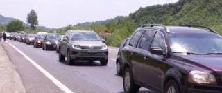 Cozi interminabile pe drumul spre munte