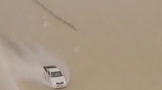 Deșertul din Oman, inundat! Ciclonul Mecunu a adus rafale puternice de vânt și cantități uriașe de apă