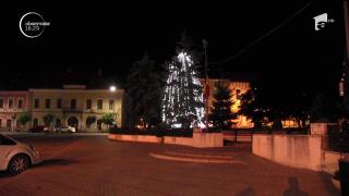 Pomul de Crăciun din Dej, cu beculeţele aprinse de 1 iunie