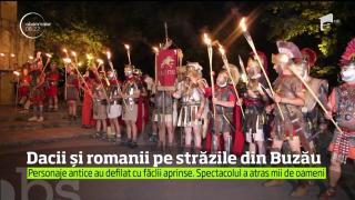 Dacii şi romanii au coborât din cărţile de istorie şi au făcut spectacol pe străzile din Buzău