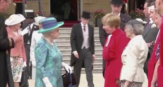 Regina Elisabeta a II-a, petrecere la palat