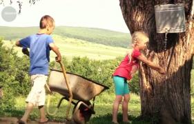 Ziua Copilului, la ţară. Copiii de la sate s-au bucurat de sărbătoare abia după treburile gospodăreşti