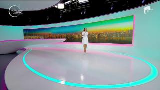 Decor de iarnă la Dej, în prima zi de vară. Luminiţele pomulul de Crăciun din centrul oraşului s-au aprins