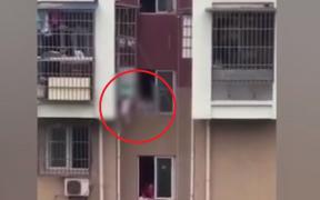 Copil de 2 ani, salvat în ultimul moment, după ce a rămas suspendat la 9 metri înălțime