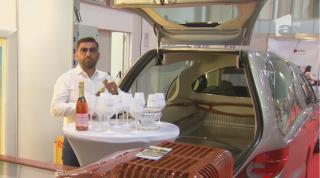 Înmormântare de lux: răposatul, condus la groapă cu șampanie în sicriu și limuzina de 100 de mii de euro