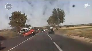 Accident filmat live pe un drum din Iaşi. Două maşini s-au făcut praf în impact