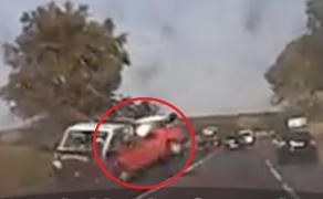 Supravieţuire miraculoasă pe un drum din Iaşi. Doi şoferi au scăpat cu viaţă după un impact deosebit de violent