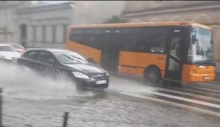 România a trecut de la caniculă la ploi și vijelii. Noi avertismente meteo pentru toată țara