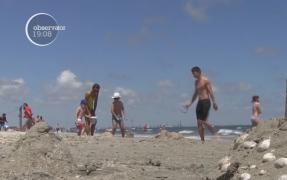 Plajă sub palmierii din Mamaia. Peste 30 de mii de turiști au ajuns la mare, în vacanță