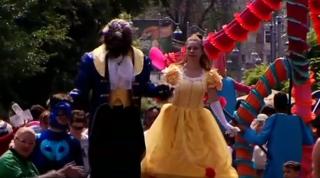 Calea Victoriei devenită pietonală, invadată de oameni ieşiţi la promenadă