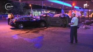 Accident soldat cu răsturnarea unei maşini, în Bucureşti. Ambii şoferi spun că aveau verde la semafor