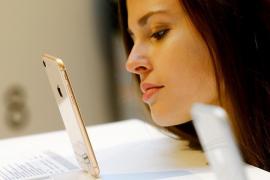 Românii stau tot mai mult timp pe telefoanele smart şi Internet