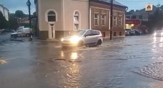 Pericol de inundaţii în 9 judeţe, din cauza ploilor torenţiale