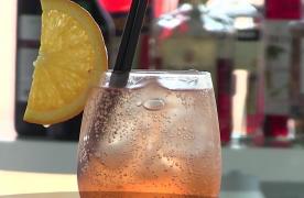 Cocktailul, vedeta verii. Turiștii nu țin cont de reguli şi comandă băuturile la orice oră