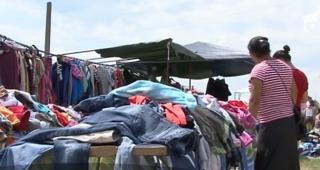 Artă versus bișniță, la Horezu. Lângă maeştrii lutului şi-au făcut loc vânzătorii de haine second hand