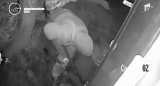 Furt ca în filme în Timiş. Un bărbat, care şi-a acoperit faţa cu o cagulă, a reuşit să fure din seiful unei benzinării 157.000 de lei