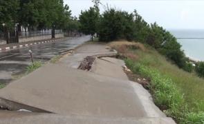 Staţiunile de pe litoral rămân fără faleze. La Eforie, pământul îmbibat cu apă o ia la vale