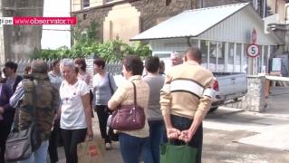 Situaţie absurdă pentru cei 100 de angajaţi ai Fabricii de Becuri din Fieni. Vor să muncească, dar nu au unde