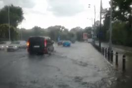 Capitala, paralizată de o furtună violentă. Apa a inundat mai multe străzi