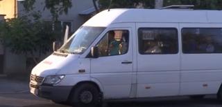 Legea din microbuzele care fac naveta între oraşe. Călătorii stau la mila transportatorilor