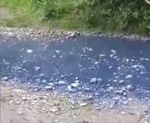 Râul Ialomiţa a devenit albastru, din cauza unei posibile poluări