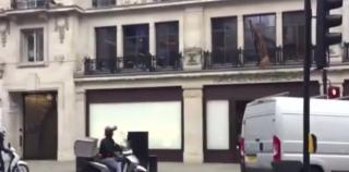 Personalul unui magazin elveţian de bijuterii din centrul Londrei este terorizat de hoţi