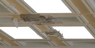 Casa Poporului se degradează pe zi ce trece