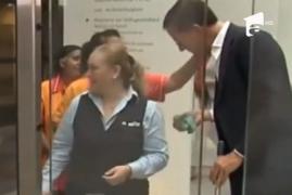 Premierul olandez a şters cu mopul cafeaua pe care o vărsase la intrarea în Parlament