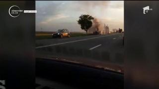 În Constanţa, o dubă s-a făcut scrum după ce a luat foc în mers chiar la intrarea în oraş