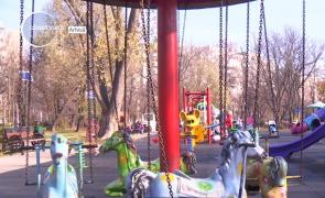 Sute de oameni apelează Telefonul Copilului, pentru a anunţa situaţii în care micuţii au fost abuzaţi