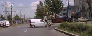 Un biciclist a fost la un pas de moarte după ce un autoturism l-a izbit în plin