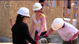 25 de elevi din Dublin au venit în România ca să ajute doi bihoreni să aibă casa mult visată