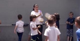 Vacanţa de vară le dă bătăi de cap părinţilor! Bonele, şcolile de vară sau bunicii?