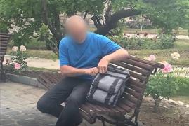 Imagini şocante filmate la Braşov. O tânără de 18 ani a fost bătută crunt de un bărbat deranjat de discuţia fetei cu prietenele ei