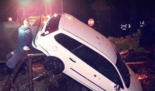 Furtunile au făcut prăpăd în toată ţara. Au luat maşini pe sus şi au blocat turişti în mijlocul puhoaielor