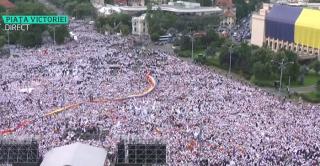 Miting PSD în alb în Piaţa Victoriei. Peste 200 de mii de oameni au fost aşteptaţi