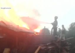 O casă lovită de trăsnet s-a făcut scrum într-o comună din Neamţ