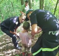 Momente emoționante la găsirea fetiței de 5 ani, dispărută în Bacău. Salvatorii au îmbrățișat-o pe Elena