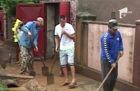 O viitură puternică a făcut ravagii județul Arad