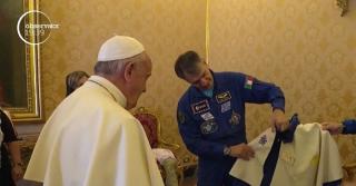 Papa Francisc, pregătit pentru o călătorie în spaţiu. Are tot ce îi trebuie