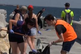 Marea Neagră, un coş de gunoi pentru turişti. Printre stânci, sute de kilogramte de gunoaie s-au strâns de câțiva ani