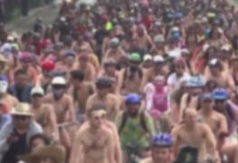 Sute de biciclişti au pedalat goi pe străzile dintr-un oraş din Mexic, în semn de protest