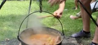Festin culinar în aer liber, la Brașov, cu mâncare gătită la ceaun