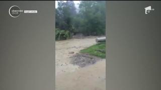 Prăpăd la Slănic Moldova, după o rupere de nori. Zeci de gospodării inundate în urma viiturilor