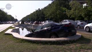 Accident spectaculos în Bucureşti: un şofer a aterizat cu maşina într-o fântână arteziană