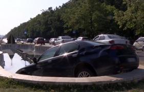 Maşină plonjată într-o fântână arteziană din centrul Capitalei. Şoferul cascador e de negăsit