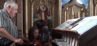 Biblioteca din biserica de la Săliştea. Creştinii din Alba se pot ruga, dar pot împrumuta şi cărţi