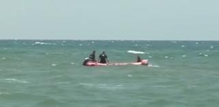 Căutări disperate în mare. Scafandrii caută un băiat de 14 ani și un militar