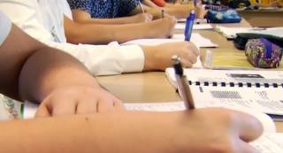 Ministerul Educaţiei le pregăteşte elevilor o teză unică. Notele ar urma să conteze la admiterea în liceu